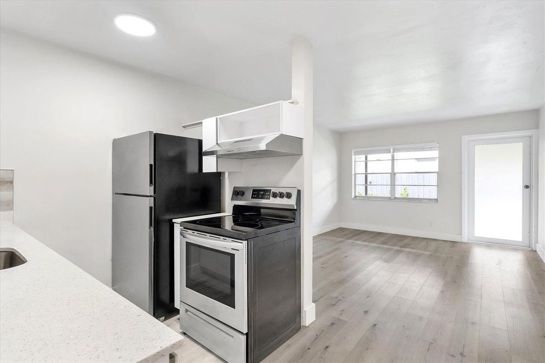 16-1638 Plunkett St_016