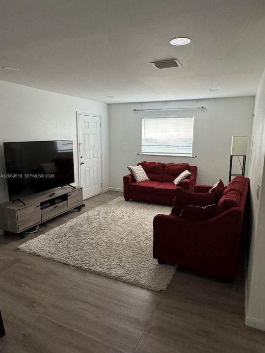 For Sale: $260,000 (2 beds, 1 baths, 816 Square Feet)