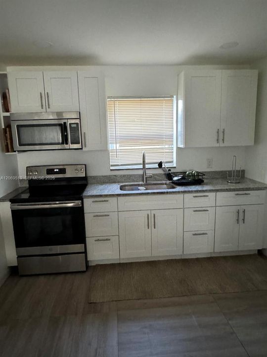 For Sale: $260,000 (2 beds, 1 baths, 816 Square Feet)