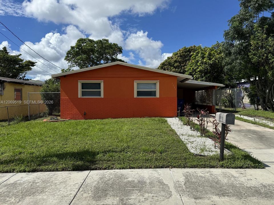 For Sale: $260,000 (2 beds, 1 baths, 816 Square Feet)