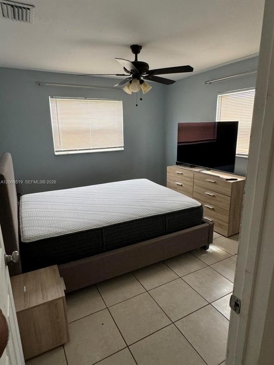 For Sale: $260,000 (2 beds, 1 baths, 816 Square Feet)