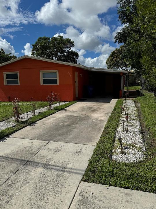 For Sale: $260,000 (2 beds, 1 baths, 816 Square Feet)