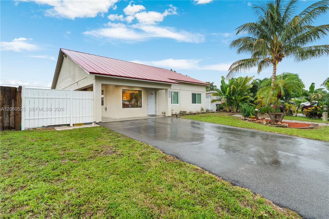 For Sale: $449,000 (3 beds, 1 baths, 852 Square Feet)