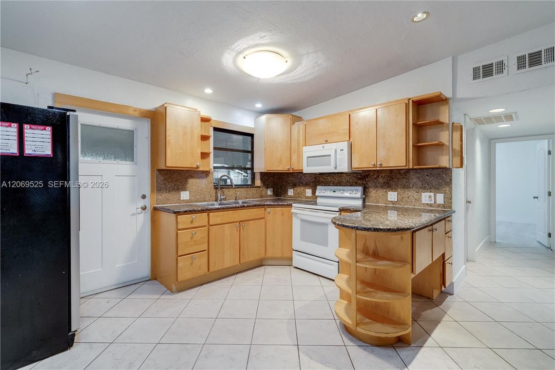 For Sale: $449,000 (3 beds, 1 baths, 852 Square Feet)