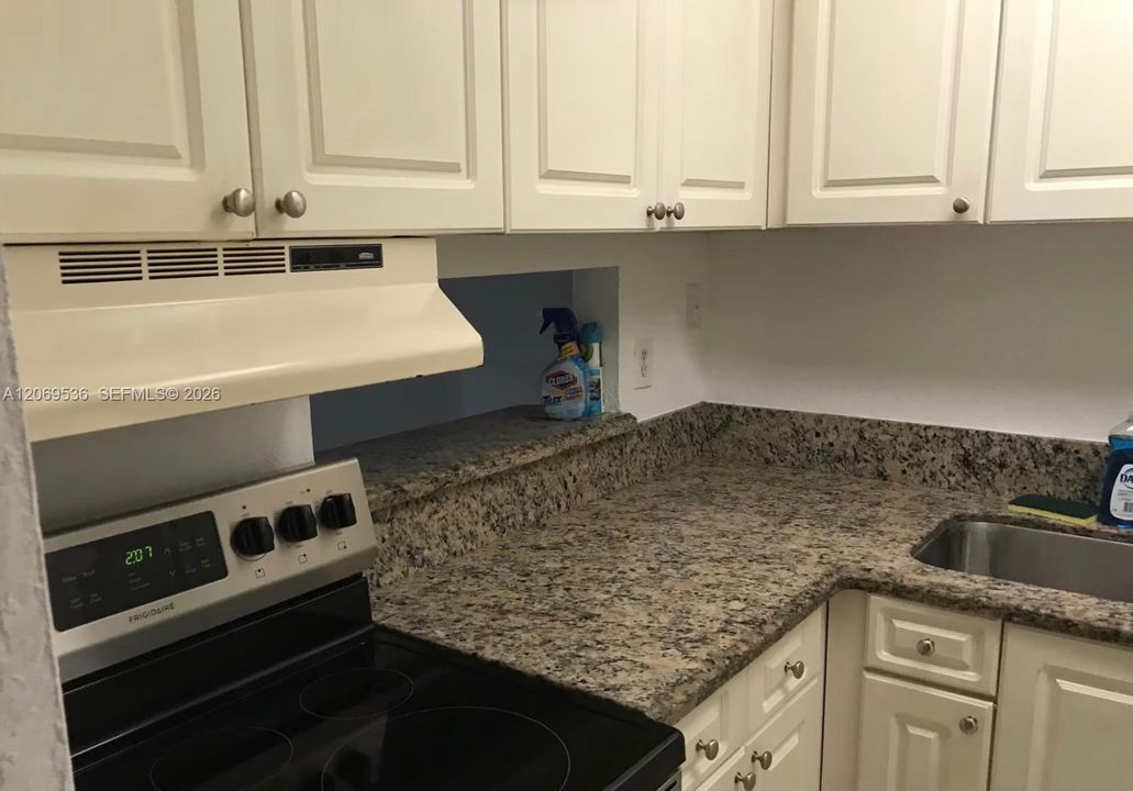 For Rent: $1,800 (1 beds, 1 baths, 760 Square Feet)