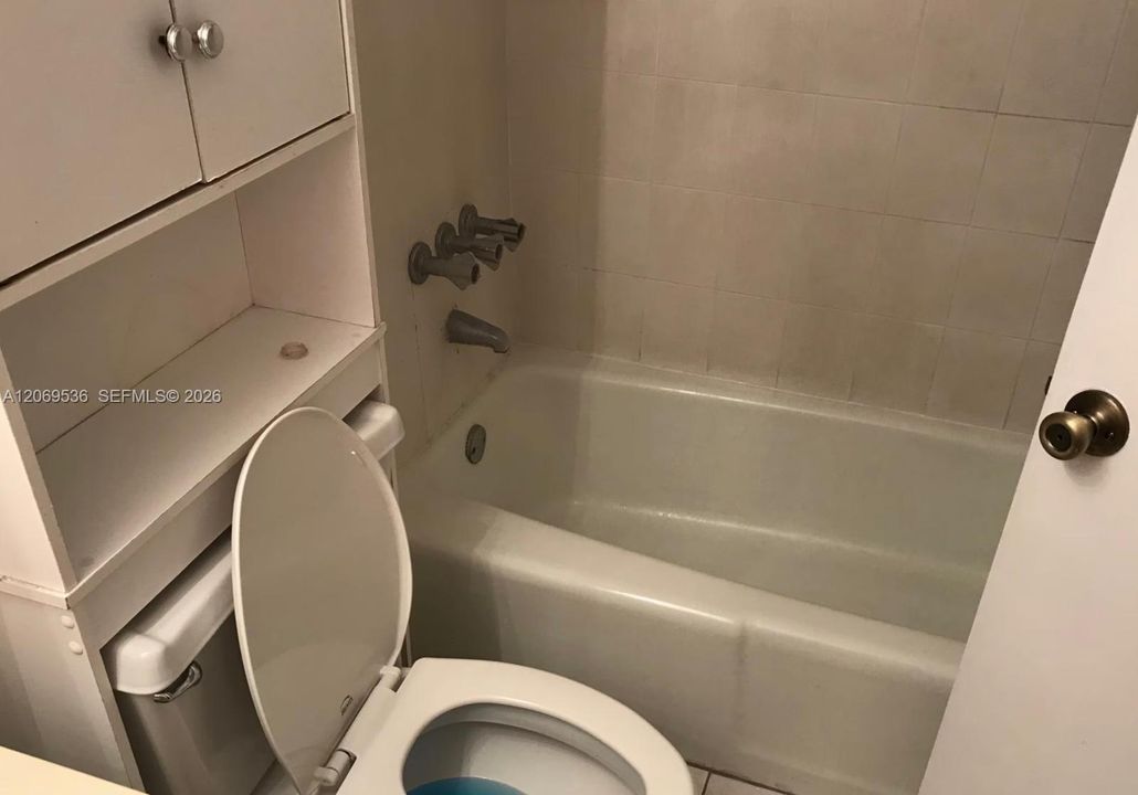 For Rent: $1,800 (1 beds, 1 baths, 760 Square Feet)