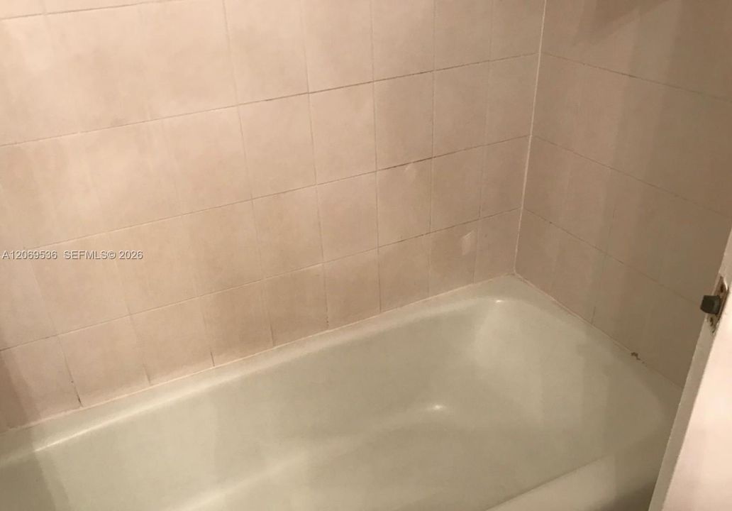 For Rent: $1,800 (1 beds, 1 baths, 760 Square Feet)
