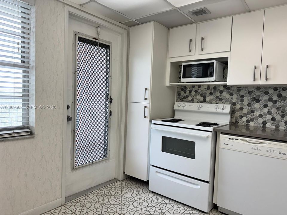 For Sale: $159,000 (1 beds, 1 baths, 900 Square Feet)