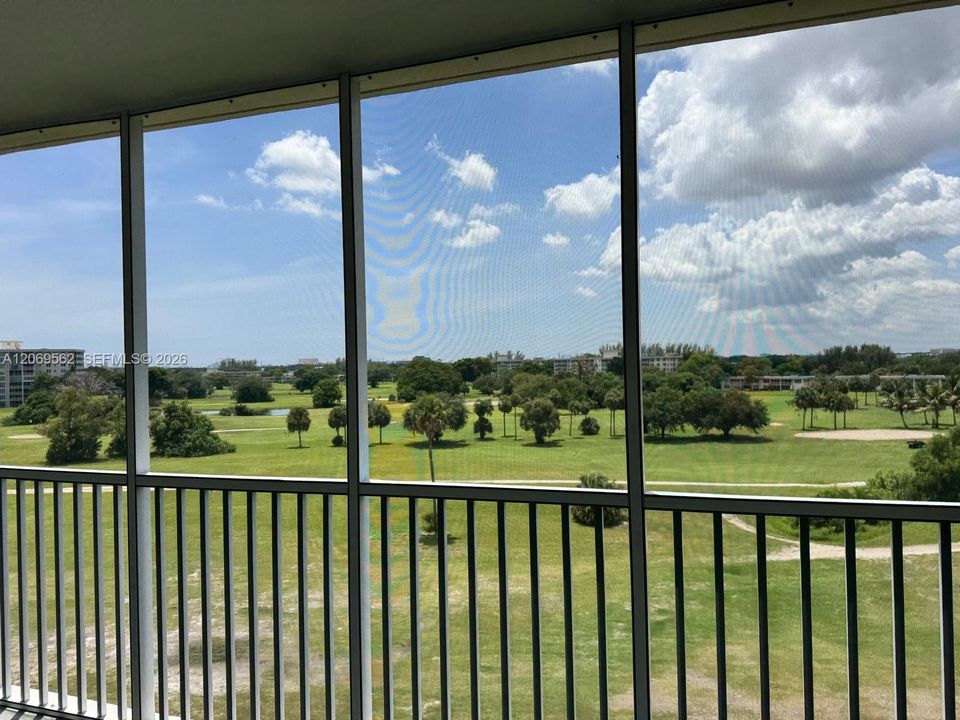 For Sale: $159,000 (1 beds, 1 baths, 900 Square Feet)