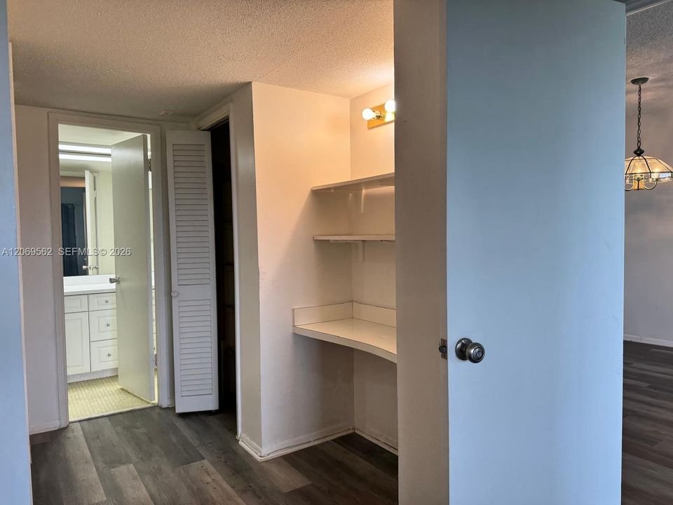 For Sale: $159,000 (1 beds, 1 baths, 900 Square Feet)