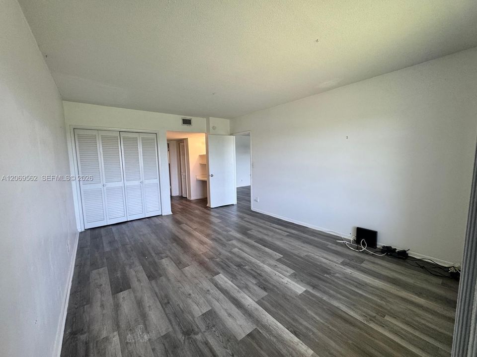For Sale: $159,000 (1 beds, 1 baths, 900 Square Feet)