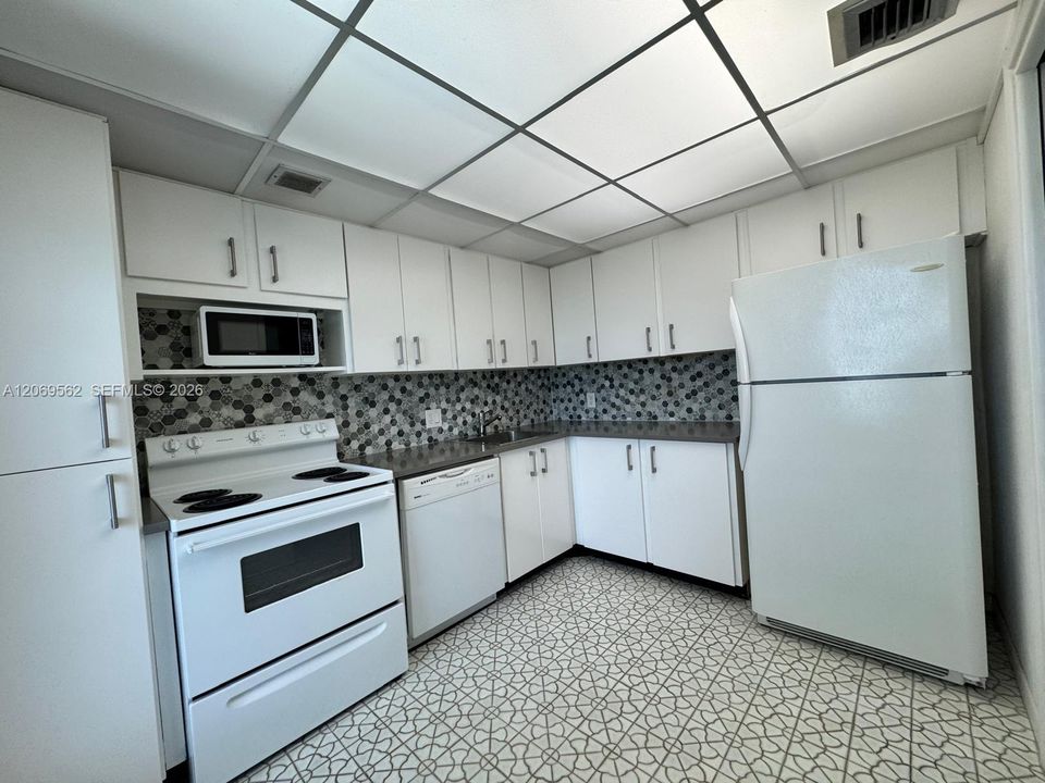 For Sale: $159,000 (1 beds, 1 baths, 900 Square Feet)