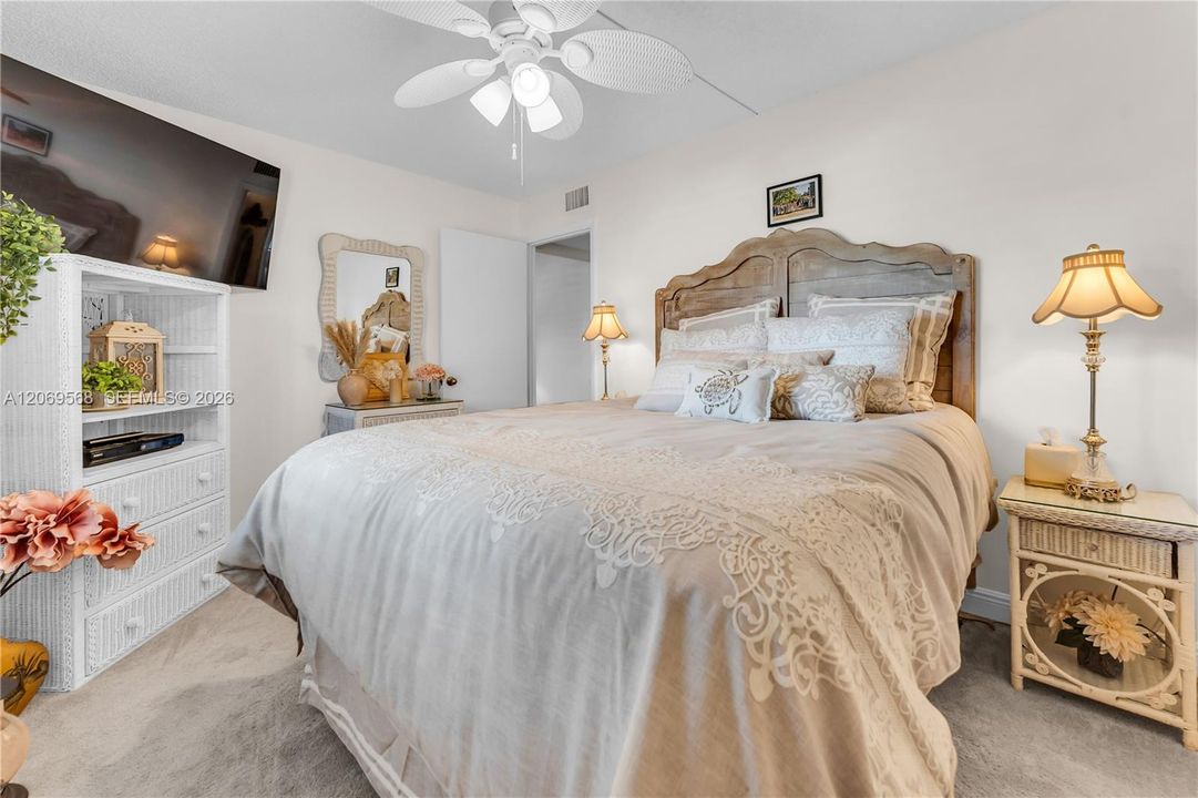 For Sale: $195,000 (2 beds, 1 baths, 935 Square Feet)