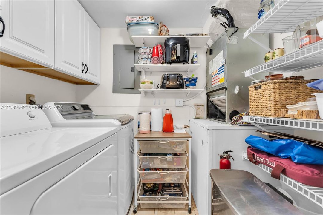 For Sale: $195,000 (2 beds, 1 baths, 935 Square Feet)