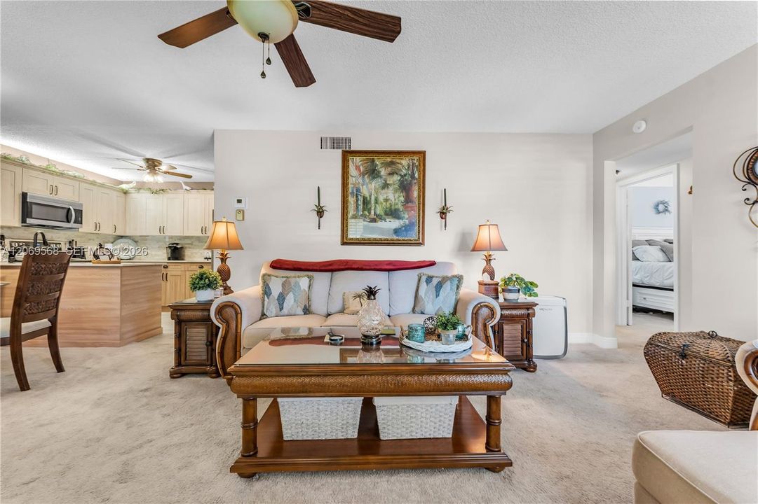 For Sale: $195,000 (2 beds, 1 baths, 935 Square Feet)