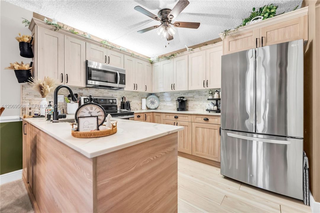 For Sale: $195,000 (2 beds, 1 baths, 935 Square Feet)
