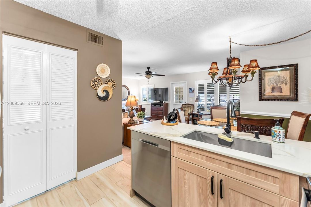 For Sale: $195,000 (2 beds, 1 baths, 935 Square Feet)