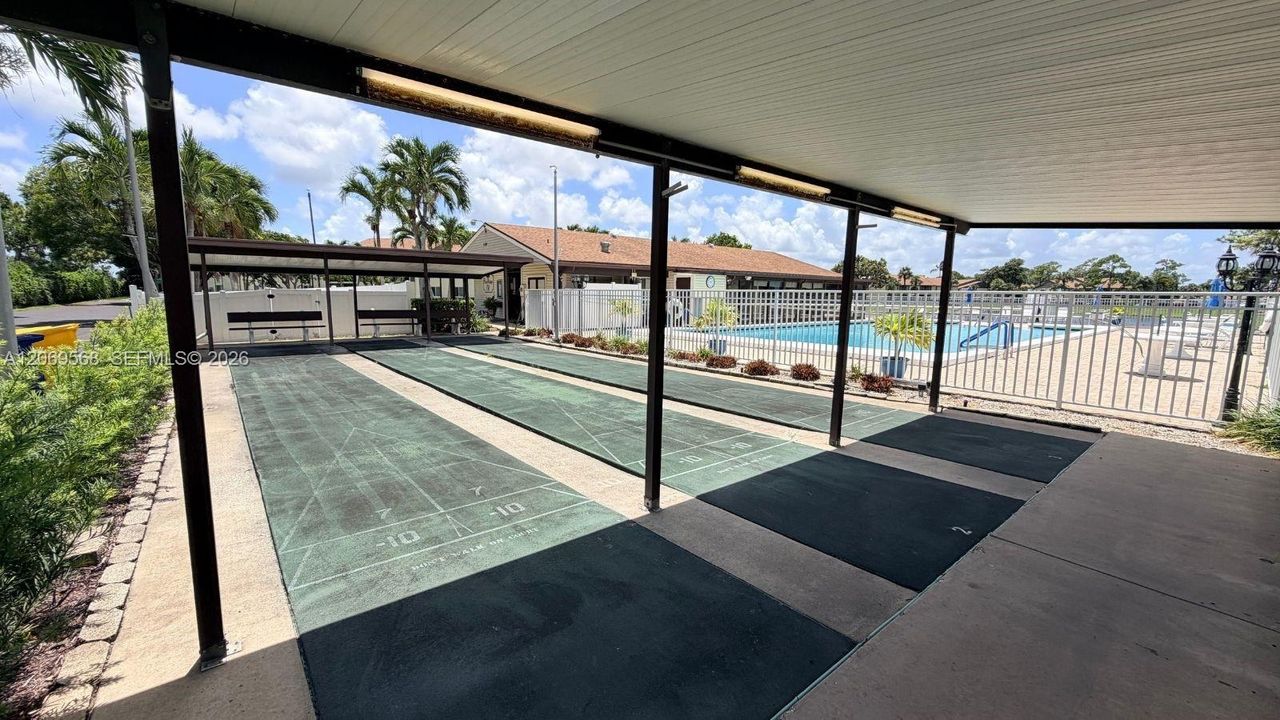 For Sale: $195,000 (2 beds, 1 baths, 935 Square Feet)