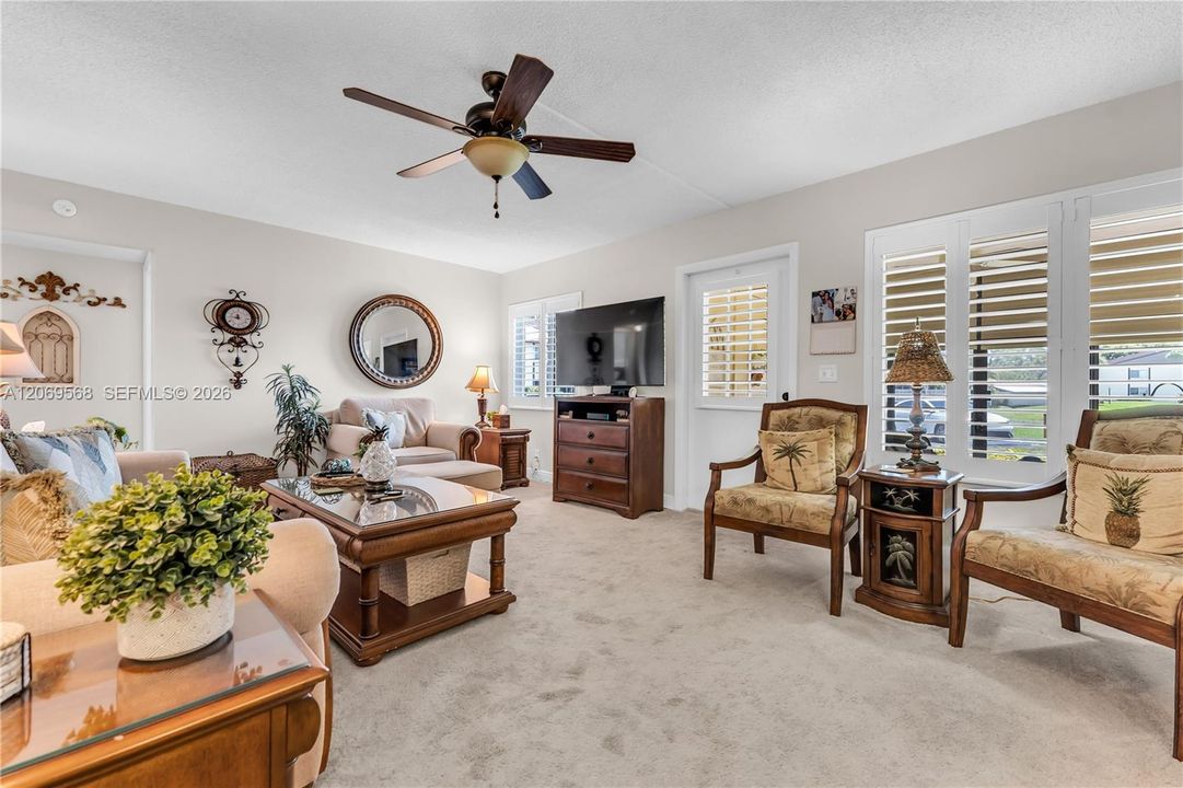 For Sale: $195,000 (2 beds, 1 baths, 935 Square Feet)