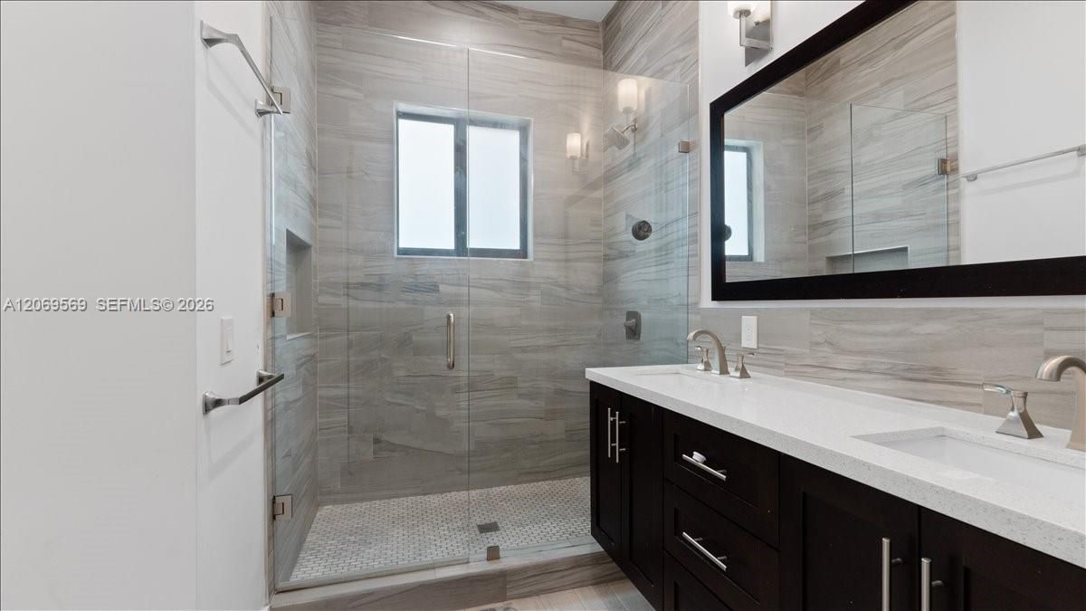 Activo con contrato: $1,395,000 (3 camas, 2 baños, 2132 Pies cuadrados)