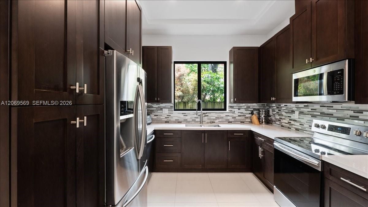 Activo con contrato: $1,395,000 (3 camas, 2 baños, 2132 Pies cuadrados)