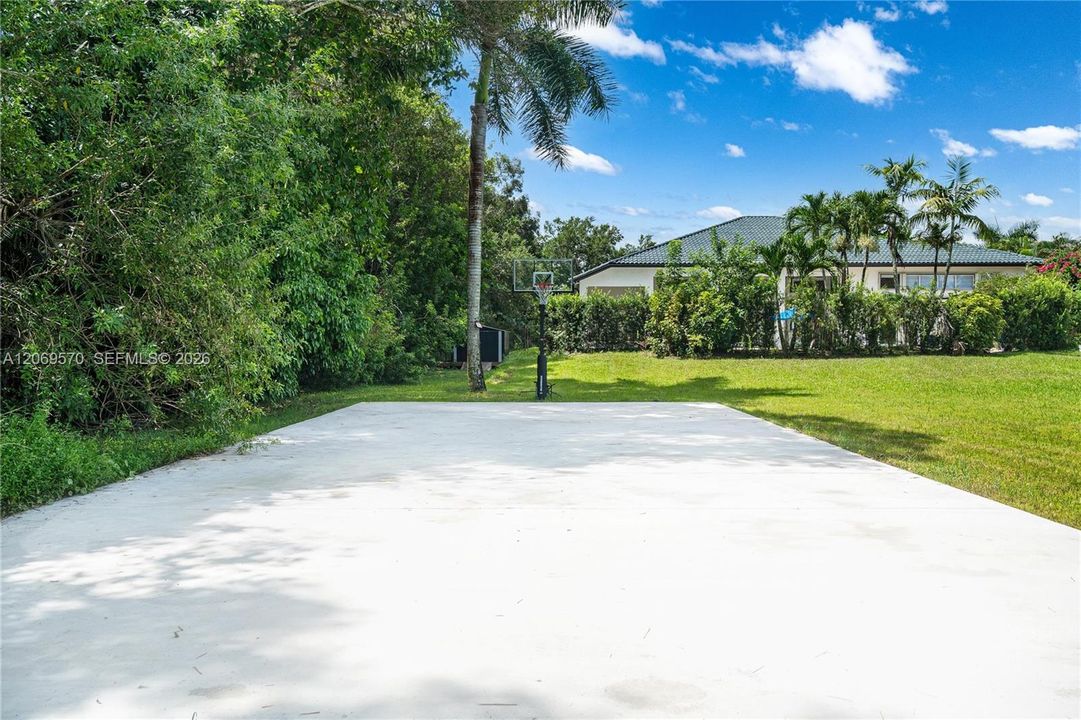 For Sale: $1,850,000 (5 beds, 4 baths, 4291 Square Feet)
