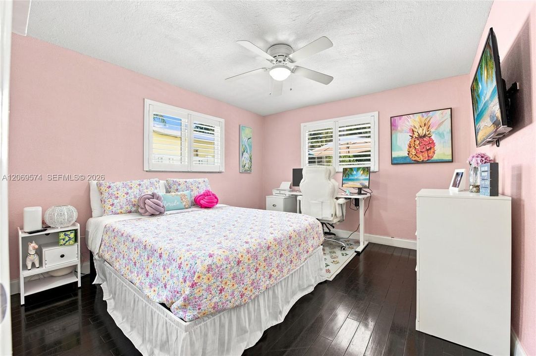 For Sale: $500,000 (2 beds, 2 baths, 1047 Square Feet)
