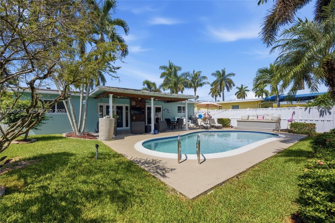 For Sale: $500,000 (2 beds, 2 baths, 1047 Square Feet)