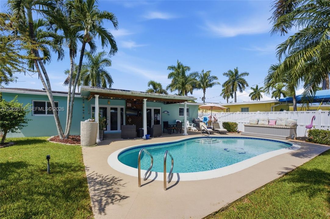 For Sale: $500,000 (2 beds, 2 baths, 1047 Square Feet)