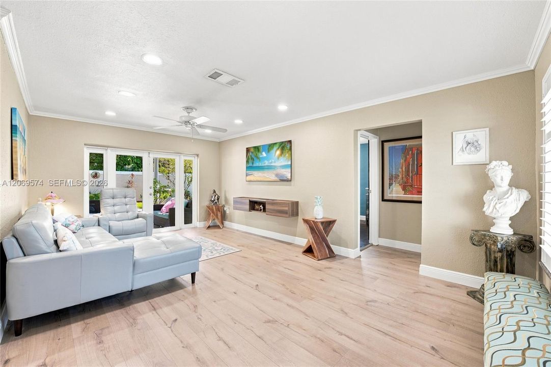 For Sale: $500,000 (2 beds, 2 baths, 1047 Square Feet)