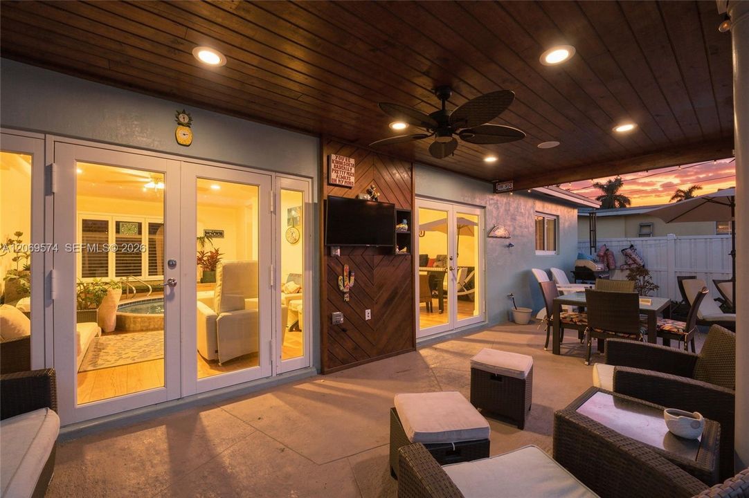 For Sale: $500,000 (2 beds, 2 baths, 1047 Square Feet)