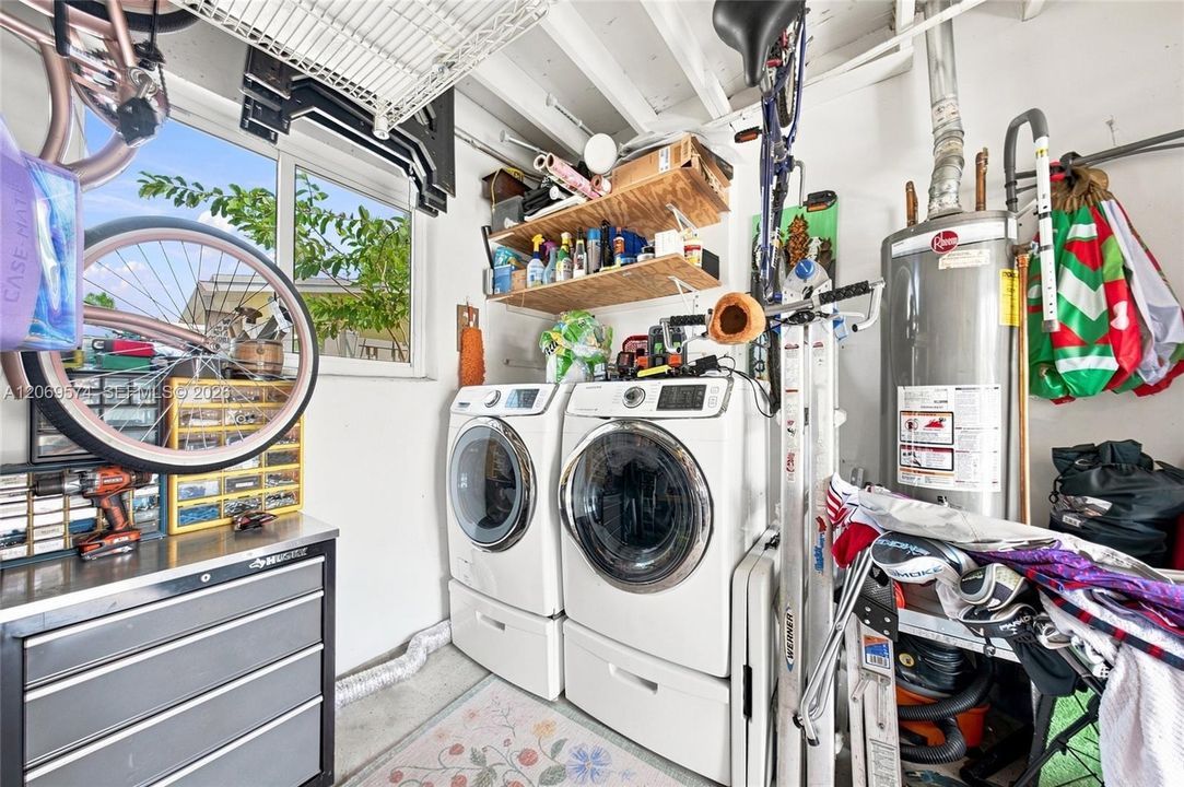 For Sale: $500,000 (2 beds, 2 baths, 1047 Square Feet)