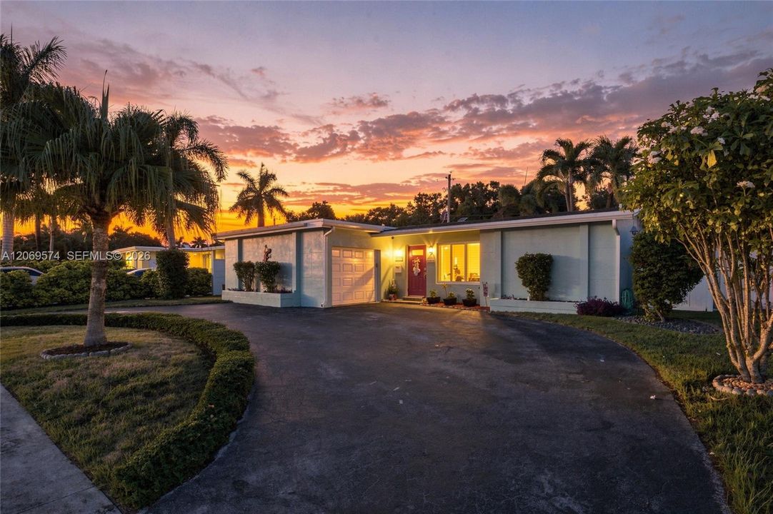For Sale: $500,000 (2 beds, 2 baths, 1047 Square Feet)