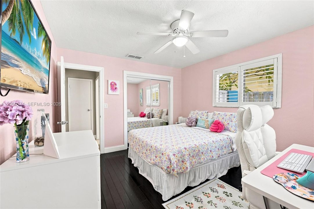For Sale: $500,000 (2 beds, 2 baths, 1047 Square Feet)