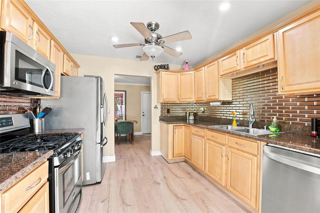 For Sale: $500,000 (2 beds, 2 baths, 1047 Square Feet)