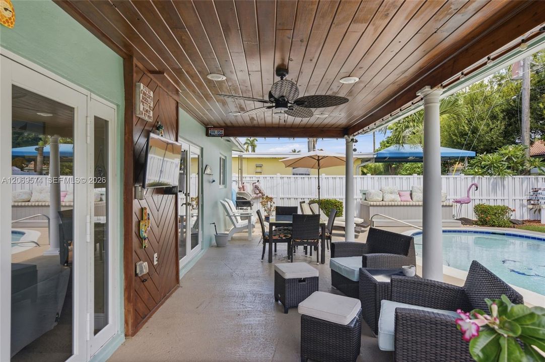 For Sale: $500,000 (2 beds, 2 baths, 1047 Square Feet)