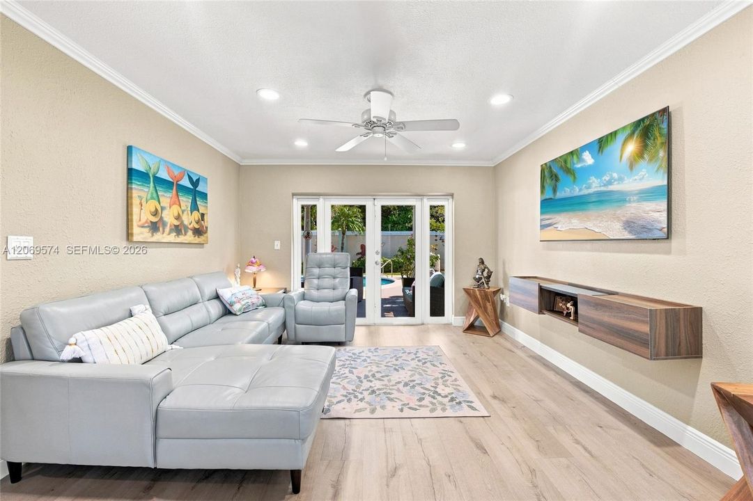 For Sale: $500,000 (2 beds, 2 baths, 1047 Square Feet)