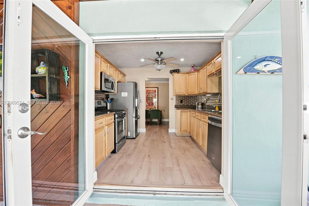 For Sale: $500,000 (2 beds, 2 baths, 1047 Square Feet)