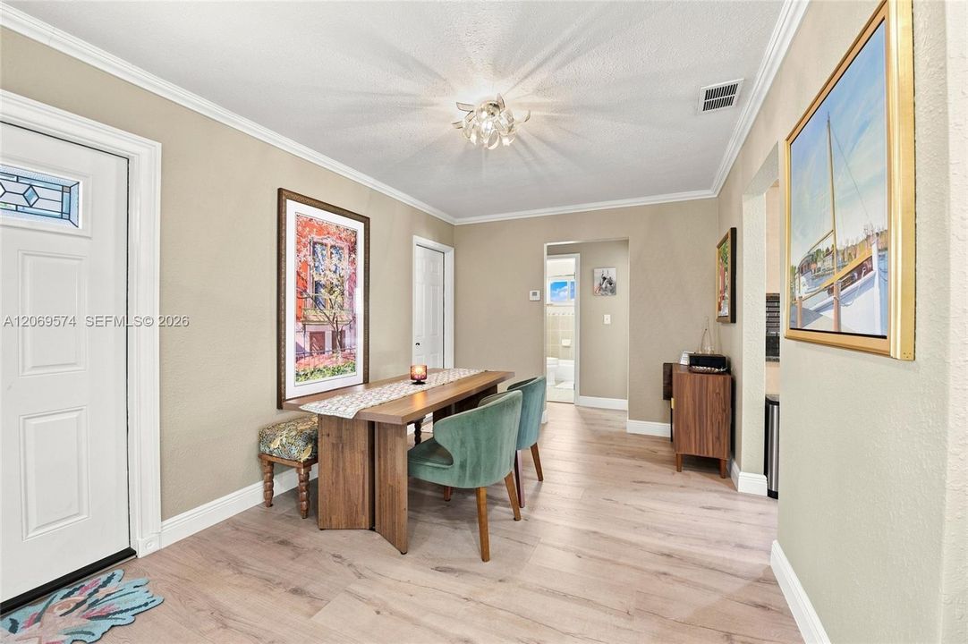 For Sale: $500,000 (2 beds, 2 baths, 1047 Square Feet)