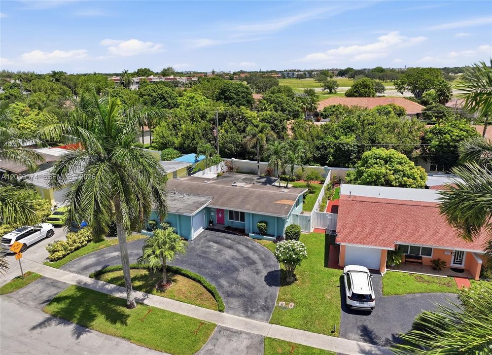 For Sale: $500,000 (2 beds, 2 baths, 1047 Square Feet)