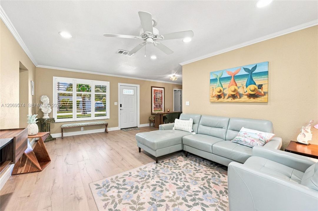 For Sale: $500,000 (2 beds, 2 baths, 1047 Square Feet)