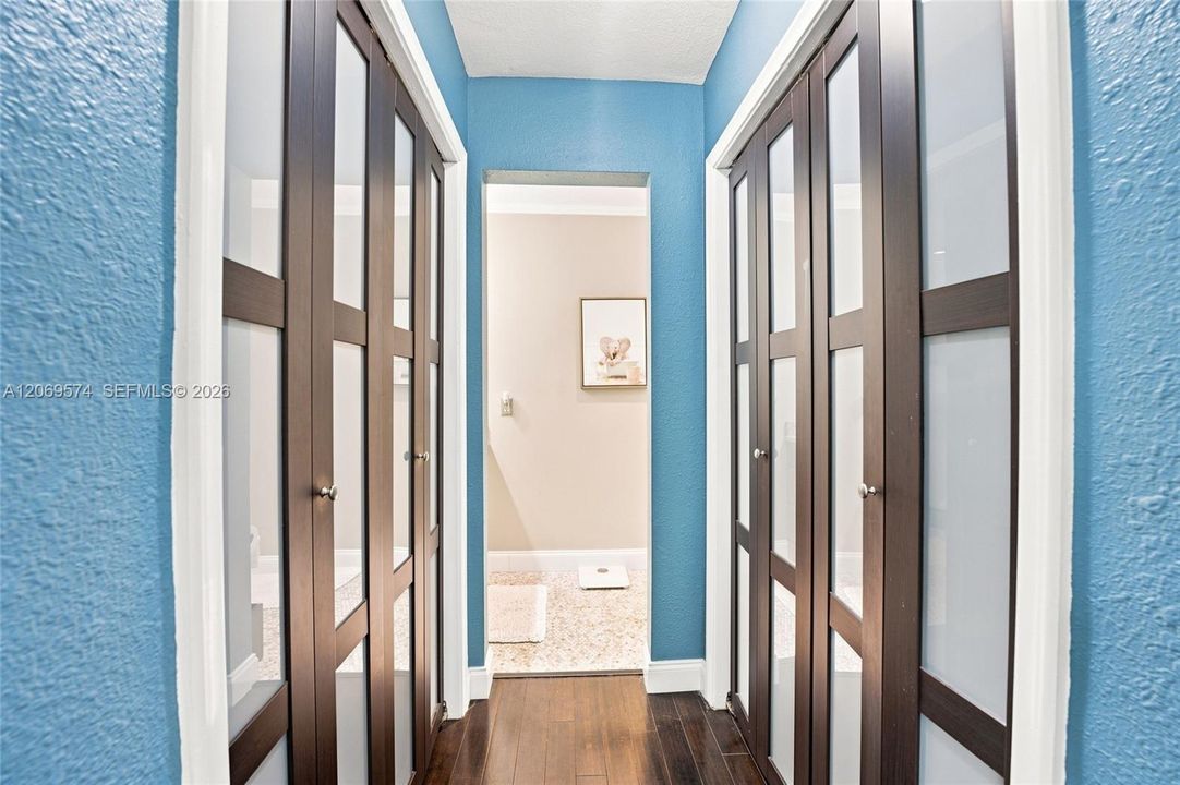 For Sale: $500,000 (2 beds, 2 baths, 1047 Square Feet)