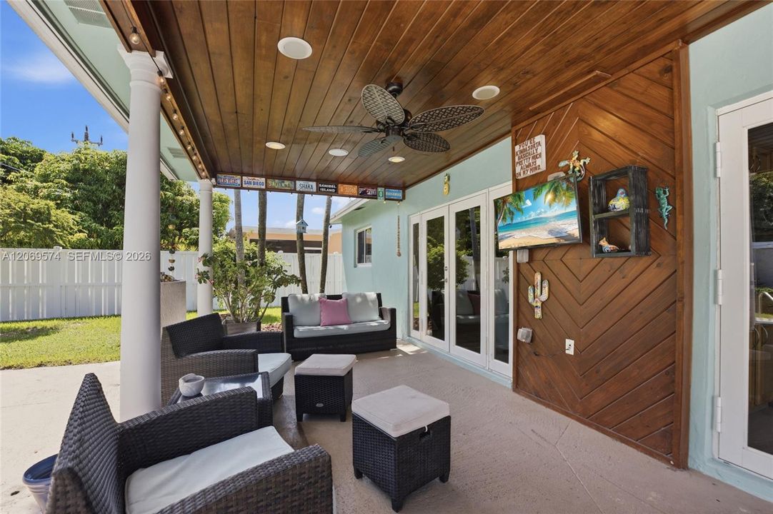 For Sale: $500,000 (2 beds, 2 baths, 1047 Square Feet)