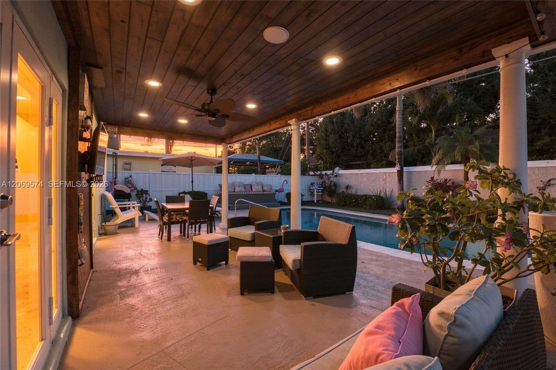 For Sale: $500,000 (2 beds, 2 baths, 1047 Square Feet)