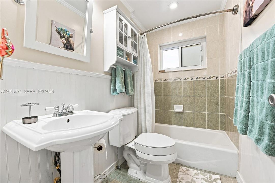 For Sale: $500,000 (2 beds, 2 baths, 1047 Square Feet)