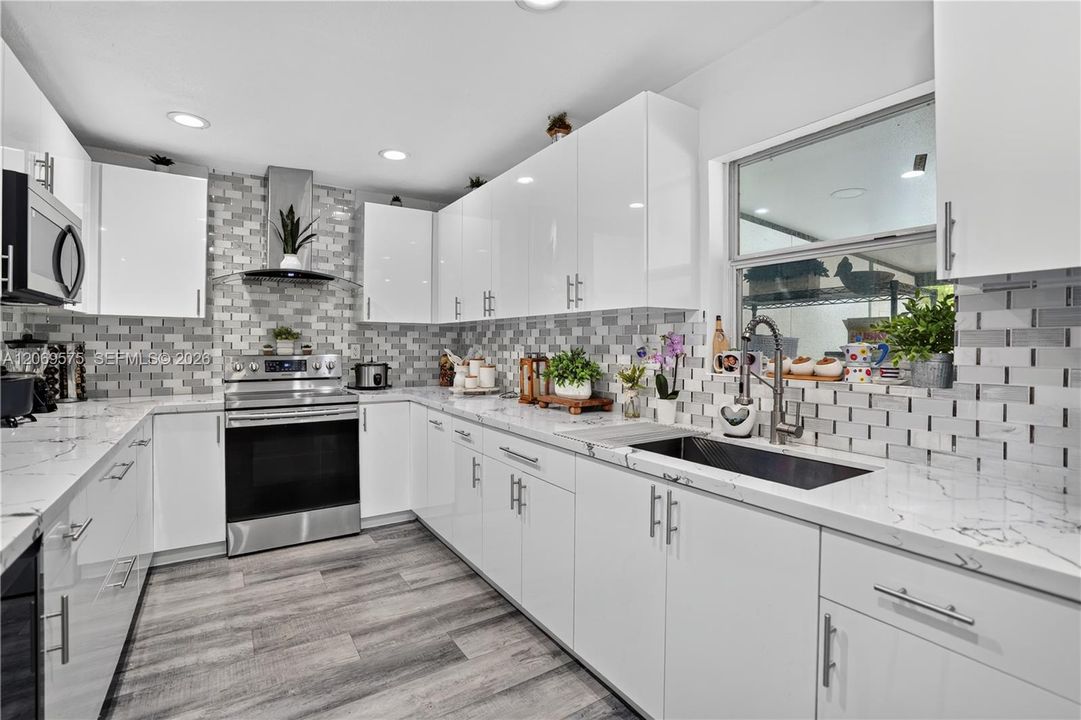 For Sale: $730,000 (5 beds, 3 baths, 2255 Square Feet)