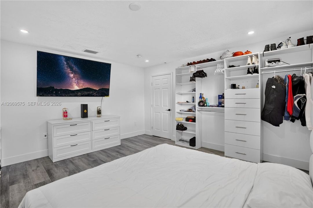 For Sale: $730,000 (5 beds, 3 baths, 2255 Square Feet)