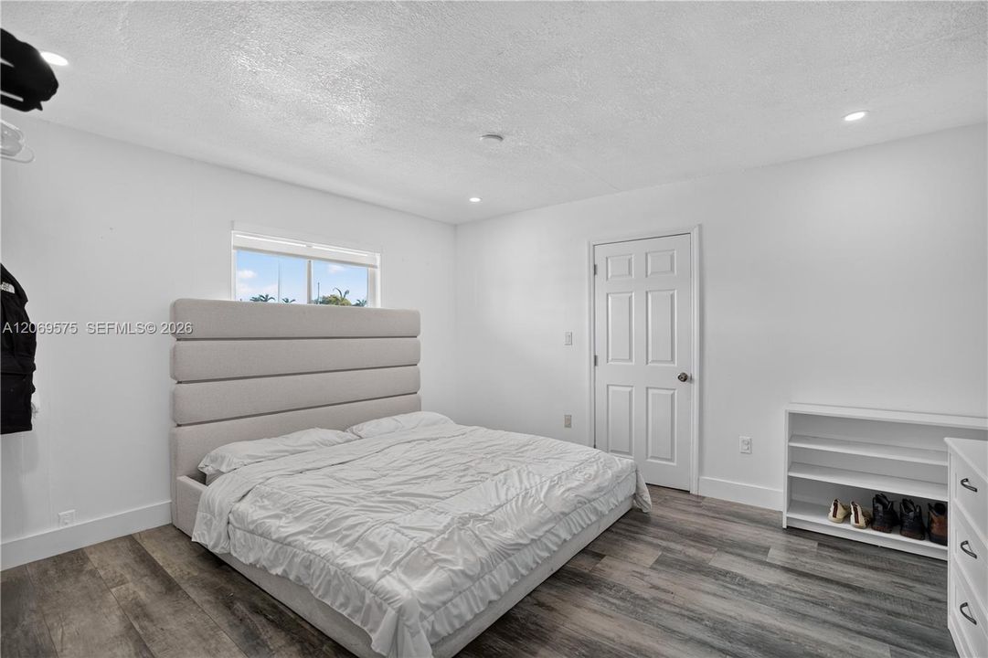 For Sale: $730,000 (5 beds, 3 baths, 2255 Square Feet)