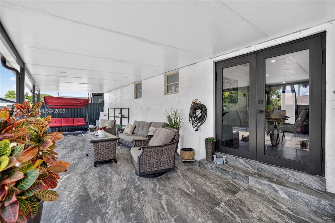 For Sale: $730,000 (5 beds, 3 baths, 2255 Square Feet)