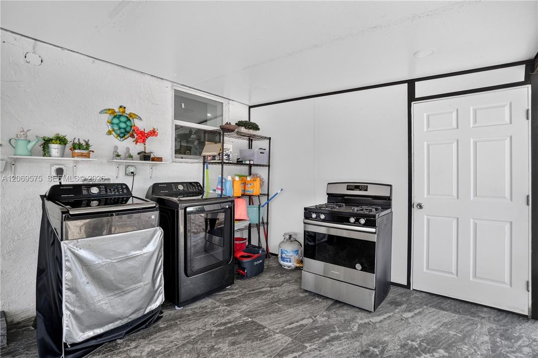 For Sale: $730,000 (5 beds, 3 baths, 2255 Square Feet)